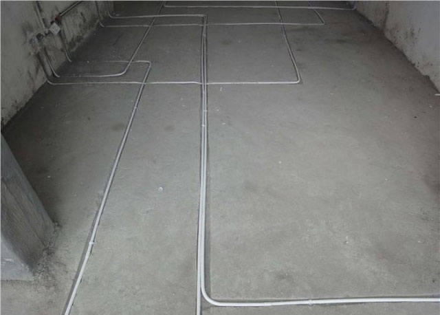 地面預(yù)埋線管，注意線槽不要鑿的太深了，容易損壞樓板，如果有找平層，線管上口與找平層平就可以了