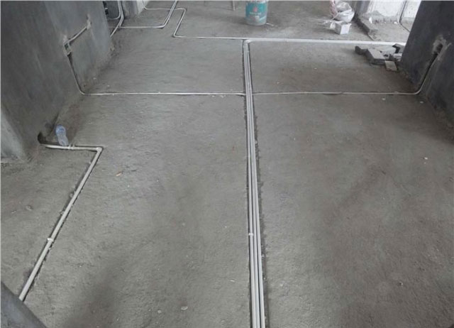 線管接頭部位一定要有凹槽，易與線管面與地坪相平