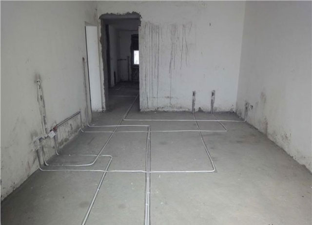 線管上墻處彎頭要有弧度，方便今后穿線