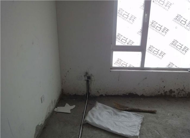 墻上沒有線管的插座是隔壁房間接的線