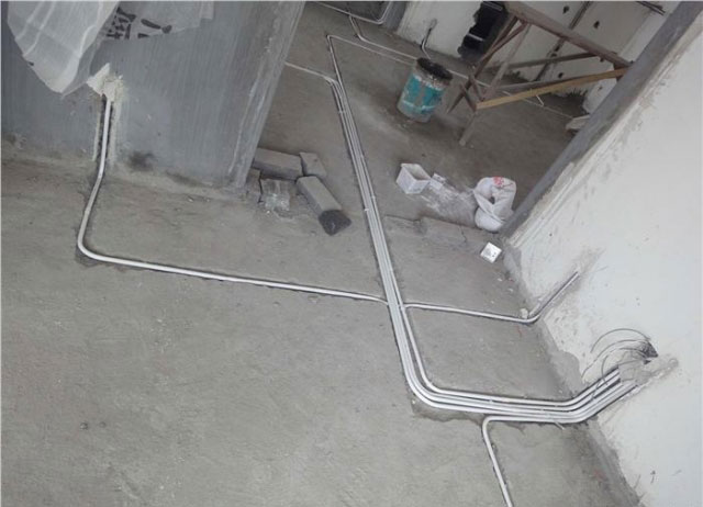 這一個(gè)線管就是連接隔壁兩間房的線管