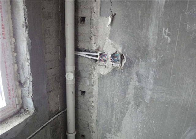 這個(gè)插座等排水管包好施工完成后正好在墻角邊