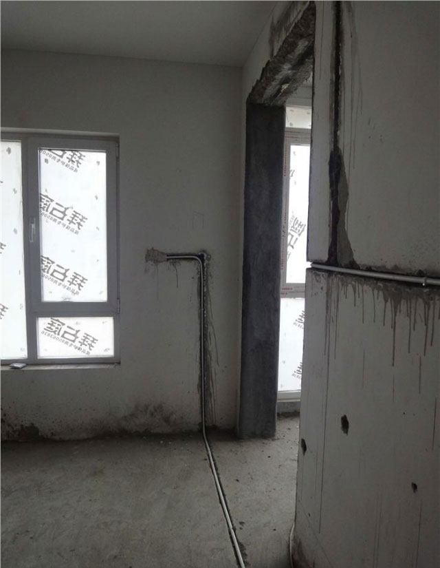 線管從門洞邊穿過，后期施工要注意門洞套釘子的施工